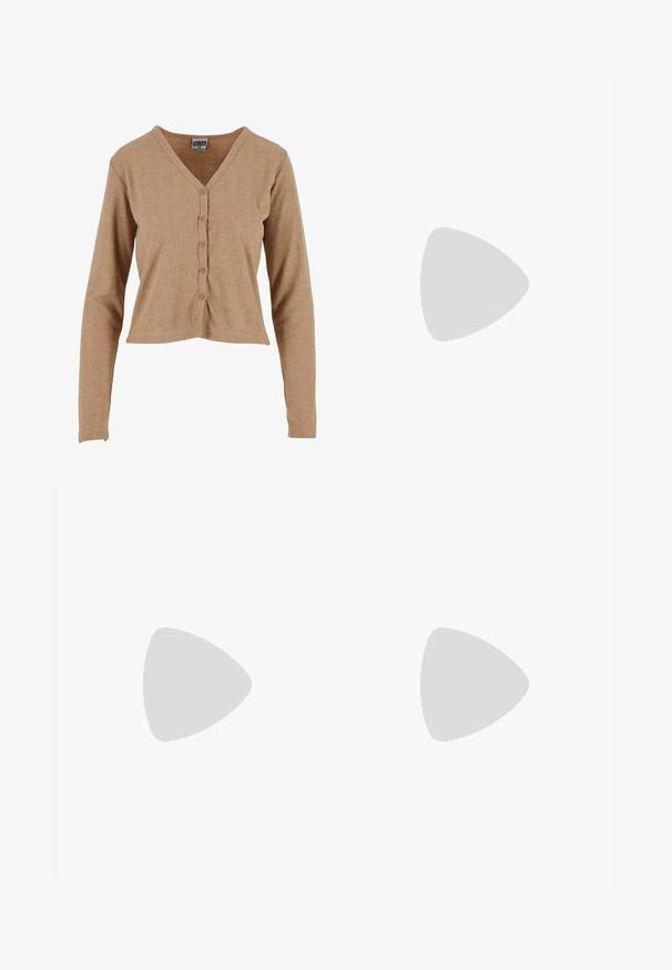 Cardigan long à manches longues marron côtelé avec un col en V, présentant une patte de boutonnage à l'avant et un ourlet court. Texture douce et design ajusté.; T-shirt blanc uni à manches courtes et col rond, coupe ample, présenté sur un fond blanc.; Jean en denim bleu clair avec une coupe droite, style cinq poches et des détails de couture visibles. Le tissu a une texture douce et légèrement décolorée.; Baskets en cuir blanc à tige basse avec fermeture éclair latérale, doublure intérieure beige et semelle en caoutchouc blanc cassé, vues de profil extérieur.