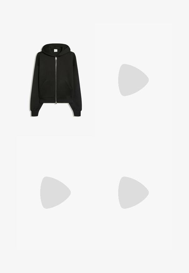Sort lynlåshættetrøje med forlommer, lange ærmer og hætte, vist på hvid baggrund.; Hvid, oversized T-shirt med korte ærmer og rund halsudskæring, med en sort etiket inde i kraven på en hvid baggrund.; Sorte denimjeans med lige bendesign, fem lommer, kontrasterende hardware og rå kantdetalje nederst.; Sort læderloafer med glat finish, spids tå og sømdetaljer over vristen. Lav hæl og minimalistisk design.