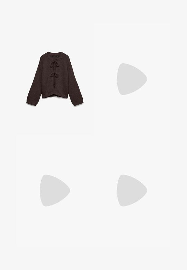 Donkerbruine grof gebreide cardigan met lange mouwen en twee voorste striksluitingen, met een ronde hals en geribbelde randen.; Zwart katoenen T-shirt met korte mouwen, ronde hals, standaard pasvorm en zichtbaar binnenlabel in de nek.; Bruine jeans met rechte pijpen, voorzien van een voorste knoop- en ritsluiting, en een ontwerp met vijf zakken op een witte achtergrond.; Witte leren sneakers met zwarte strepen, gumrubberen buitenzool, ronde neus, vetersluiting en een zachte grijze suède neuskap.