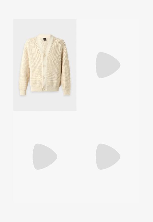 Cardigan tricoté couleur crème avec manches longues, poignets et ourlet côtelés, quatre boutons sur le devant et col en V.; Chemise marron à manches longues avec col, boutons blancs et logo subtil sur le côté gauche de la poitrine, présentée sur un fond blanc.; Pantalon droit texturé beige clair avec passants pour ceinture, fermeture à bouton et zip frontal, présenté sur un fond uni.; Mocassins en cuir marron avec une finition lisse, des coutures de style mocassin, un bout rehaussé et une semelle en caoutchouc basse et flexible.