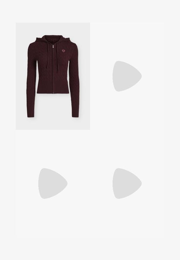 Mørkelilla kabelstrikket hættetrøje med lynlås, lange ærmer og lille broderet hjerte på venstre bryst.; Sort langærmet ribbet T-shirt med rund halsudskæring, lavet af blødt stof, med et enkelt design uden udsmykninger eller mønstre.; Brune højtaljede jeans med mørkt zebra print, fem lommer, knaplukning og lige ben på hvid baggrund.; Blank mørkerød slingback højhælet sko med spids tå, vist på en skinnende sølvfarvet polstret læderoverflade.