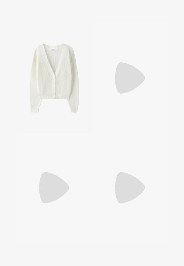 Cardigan blanc en maille avec manches longues, poignets et ourlet côtelés, encolure en V profond et quatre boutons à l'avant.; Chemise bleu clair à manches longues boutonnée, avec deux poches poitrine avant et un col, présentée sur un fond blanc.; Jean large bleu foncé avec plis devant, cinq poches et fermeture à bouton à la taille.; Baskets blanches Adidas Samba avec des bandes noires et une semelle en gomme, flottant au-dessus de marches en béton gris texturé.