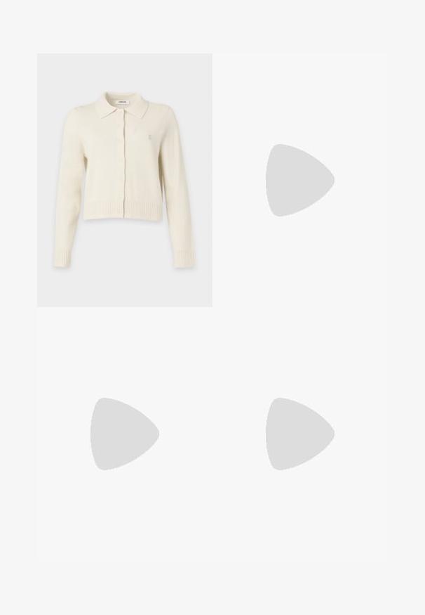 Roomkleurige cardigan met lange mouwen, knopen aan de voorkant, geribde manchetten en zoom, en een klein logo op de linkerborst.; Effen wit T-shirt met korte mouwen en een ronde hals, met een klein beige label aan de binnenkant van de kraag met de tekst "CLOSED."; CLOSED JAZZIE - Relaxed fit jeans - dark blue; Zwarte gepatenteerde leren platte schoenen met een spitse neus, open zijkanten en een strikdetail. Heeft een lage hak en een gladde textuur.