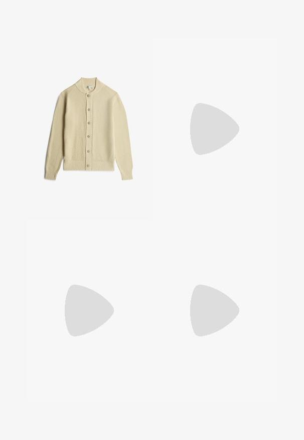 Beiger gestrickter Cardigan mit langen Ärmeln, gerippten Bündchen und Saum sowie sechs vorderen Knöpfen, flach auf weißem Hintergrund gelegt.; Weißes T-Shirt mit kurzen Ärmeln, aus Baumwolle, mit Rundhalsausschnitt und glatter Textur, entworfen für lässige Kleidung.; Hellblaue Jeans aus Denim mit geradem Bein, fünf Taschen und einem vorderen Knopfverschluss mit kontrastierenden Nähten.; Weiße Canvas-Sneaker mit navyblauem Fersenakzent, flacher Gummisohle, runder Zehenpartie und weißen Schnürsenkeln. Mit Logo an der Seite.