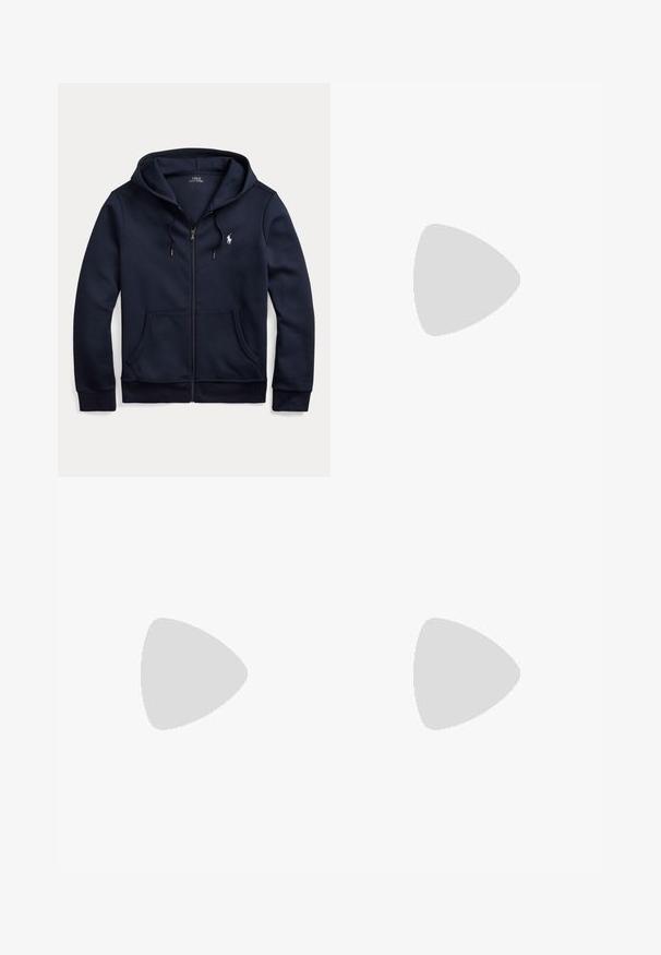 Tmavomodrá mikina na zips s kapucňou, sťahovacími šnúrkami, prednými vreckami a malým bielym vyšívaným logom Polo Ralph Lauren na ľavej strane hrudníka.; Dlhý rukáv červeno-biela kockovaná košeľa s golierom a modrým vyšitým logom na ľavej strane hrudníka.; Modré rifle z denimu s úzkym strihom, s prednými vreckami, očkami na opasok a zapínaním na gombík na bielom pozadí.; Čierne semišové tenisky s bielymi šnúrkami, červenými akcentmi na päte a malým červeným logom. Obsahujú plochú gumovú podrážku a jednoduché prešívanie.