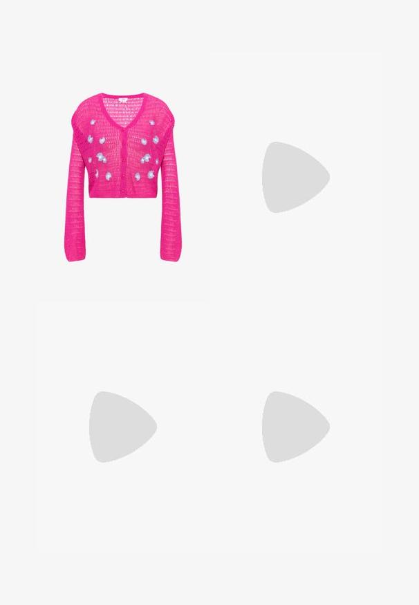 Felroze gebreide cropped cardigan met lange mouwen, knoopsluiting aan de voorkant en kleine witte en blauwe geborduurde bloemen op het borstgedeelte.; Roze geplooide jurk met korte fladdermouwen, versierd met zilveren stippen en een elastische taille voor een ontspannen pasvorm.; LAMODA FORGET ME PLATFORM - Hoge hakken - fuchsia; Roze handtas met een gladde textuur, voorzien van een zilveren hartvormige strikaccent en een gestructureerde rechthoekige vorm. Inklapbare handgreep.