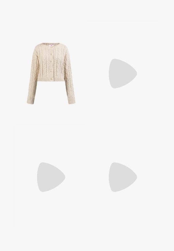 Cardigan beige en tricot avec motifs torsadés, col rond, manches longues, poignets côtelés et cinq boutons assortis sur le devant.; Robe maxi blanche à manches bouffantes, corsage froncé, motifs floraux et fruitiers multicolores avec texte en écriture cursive.; Ballet flat en cuir suédé marron avec un bout arrondi, dotée d'un nœud décoratif à l'avant et d'une doublure intérieure rose contrastante. Semelle plate.; Sac à main tressé rond en paille naturelle avec une finition texturée. Dispose d'une bandoulière en cuir marron lisse et d'une poignée circulaire.