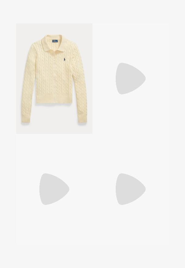 Cardigan crème à manches longues en maille torsadée avec col, ouverture à boutons devant, poignets côtelés et petit logo marine sur la poitrine côté gauche.; Haut en maille blanche à manches courtes avec des rayures horizontales bleu clair et un col rond, présentant un petit logo brodé près de l'ourlet.; Pantalon blanc à jambes larges avec ceinture, poches avant et coutures visibles au niveau des genoux, présenté sur un fond uni.; Chaussure noire à bout pointu et talon kitten avec brides autour de la cheville et détails découpés sur les côtés, présentée sur un fond uni clair.
