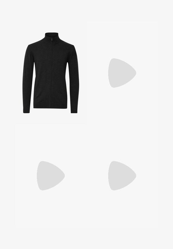 Suéter negro con cremallera y cuello alto, mangas largas, puños y dobladillo acanalados, que muestra una textura de punto suave.; Camiseta de algodón de color beige claro y de manga corta, con un cuello redondo y un pequeño bolsillo en el pecho izquierdo. Detalle texturizado en el cuello.; Pantalones casuales beige con cinturilla elástica y cordón ajustable delantero, diseño de pierna recta, adecuados para un estilo relajado o de uso diario.; Mocasín deslizante de ante marrón oscuro con suela color blanco roto, detalles mínimos de costura y cuello bajo, visto de lado.