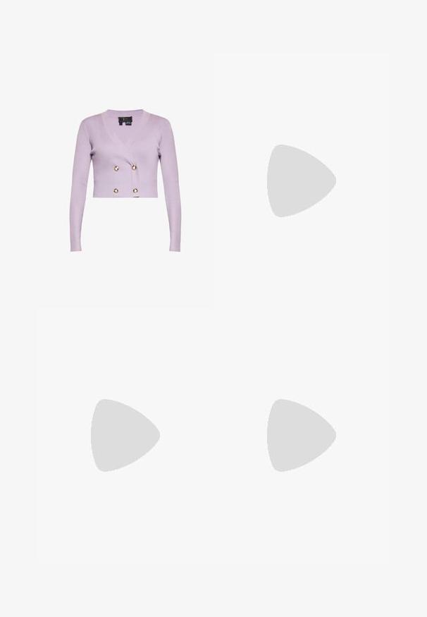 Cardigan court côtelé lilas avec manches longues, col en V et quatre boutons décoratifs dorés sur le devant.; Blouse rose pâle à manches longues avec de gros pois et un col noué en nœud, avec des poignets boutonnés et un tissu légèrement transparent.; Jupe crayon côtelée en violet clair avec un design ajusté. Présente une taille haute, une texture lisse et une coupe au niveau des genoux.; Chaussure plate en cuir rose clair avec embout arrondi, bride décorative et grande boucle dorée, petit talon et languette à l'arrière du col du talon.