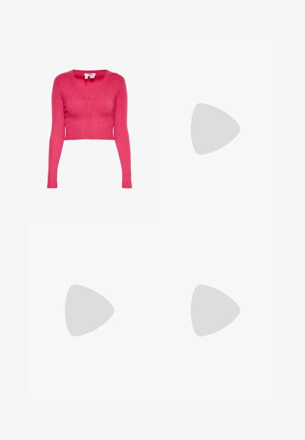 Roze geribde gebreide cropped cardigan met lange mouwen en vijf knopen aan de voorkant, getoond op een witte achtergrond.; Lichtroze jurk met witte polkadots, met geplooide korte mouwen, een rugstrikhalssluiting, een getailleerde taille en een vloeiende rok.; Zwarte lakleren Mary Jane-hakken met een spitse neus, een middelgrote blokhak en een decoratieve gouden gesp op de band.; Roze sprankelende handtas met een opvallend vlinderontwerp en strassteentjes, rechthoekige vorm en een platte handvat.