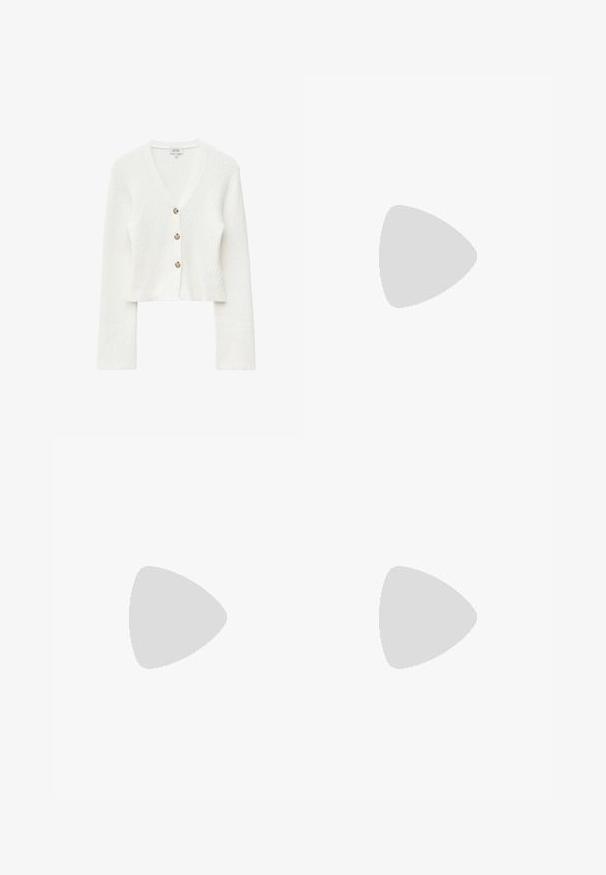 Hvid struktureret strikket cardigan med lange ærmer, V-hals og tre beige knapper ned foran.; Lyserød bomulds tanktop med rund halsudskæring og racerback design. Har dobbeltstikninger i kanterne og en blød, glat tekstur.; Vævet stof miniskørt i lys creme med farverige sprøjt. Har fire store hvide knapper foran og en tekstureret overflade.; Hvid læderhæl sandal med bred rem og tåpost, vist udendørs på en overflade med træ og grusfliser med grønt i baggrunden.