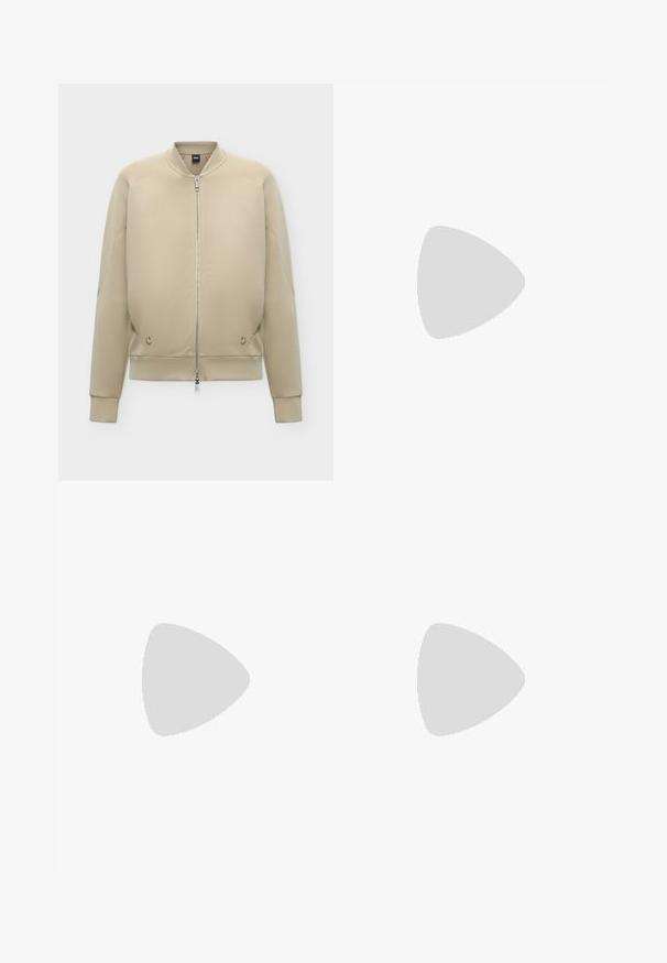 Veste bomber beige avec fermeture éclair intégrale à l'avant, col, poignets et ourlet côtelés, et poches latérales discrètes.; T-shirt blanc à manches courtes et col rond avec le texte "BOSS" composé de petits motifs circulaires sur la poitrine, présenté sur un fond uni.; Jean large bleu clair en denim, avec des zones délavées, cinq poches et une ceinture bleue à logo.; Chaussure plate beige à bout pointu avec bride arrière, petit talon noir et finition en cuir lisse, vue de côté sur un fond uni.