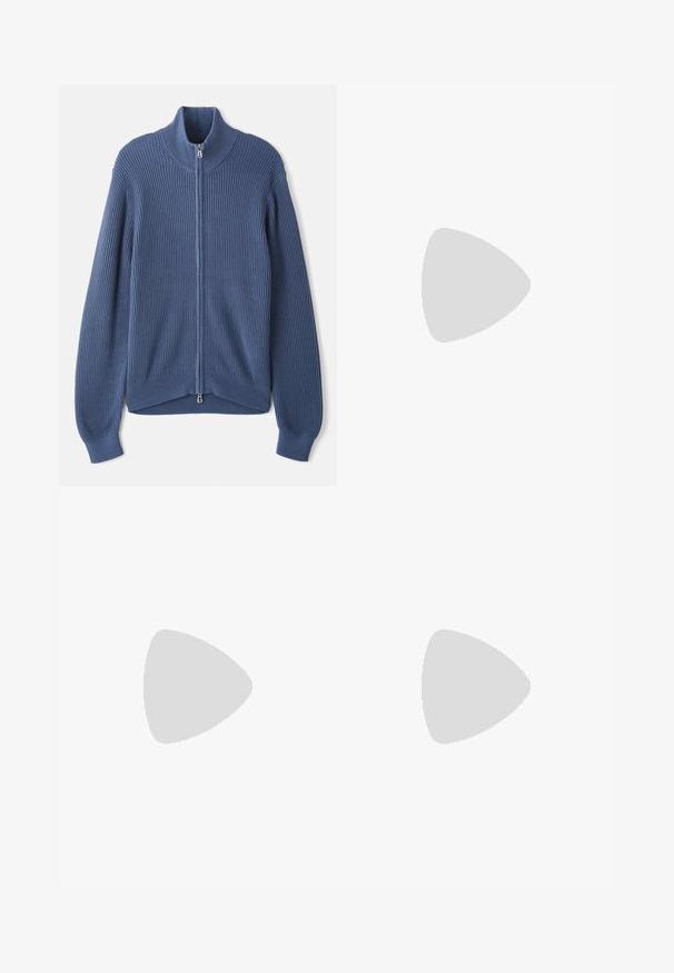 Pull en laine bleu tricoté avec un col haut, fermeture éclair intégrale, texture côtelée et manches ajustées. Caractérisé par un ourlet incurvé avec un design subtil.; T-shirt en coton bleu marine avec un col rond et des manches courtes, présentant une texture lisse et un design simple, sans motifs ni accents visibles.; Pantalons larges noirs avec une texture lisse, dotés de deux plis avant, d'une fermeture à bouton et de poches latérales. Tissu durable.; Bottes Chelsea en cuir noir avec panneaux latéraux élastiques, coutures contrastées et languettes portant le logo de la marque. Semelles en caoutchouc plates.