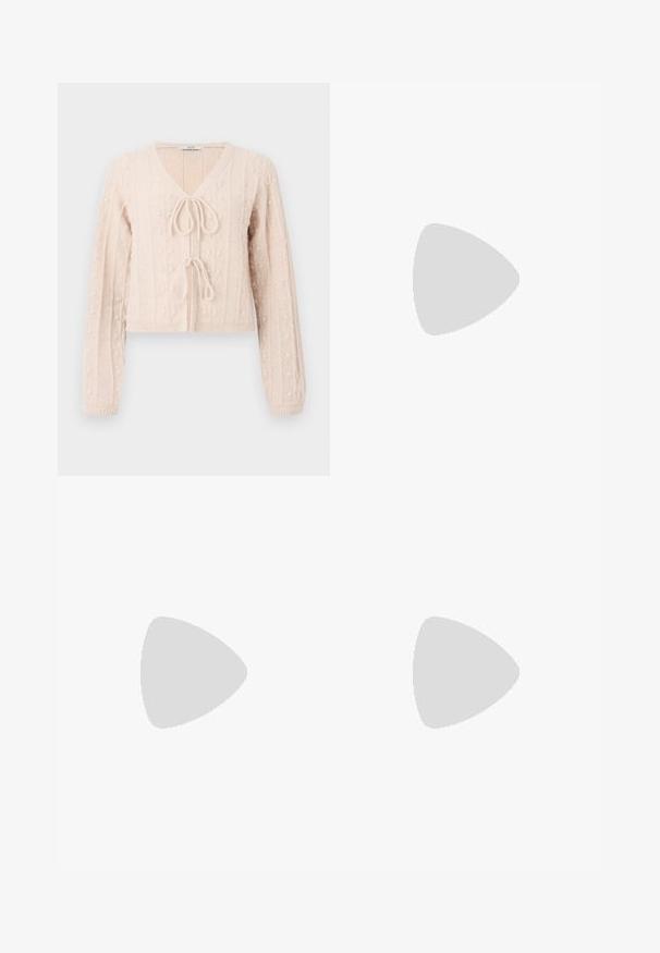 Cardigan court rose clair en tissu tricoté texturé, avec un décolleté en V et une fermeture à nouer à l'avant. Accentuée par des motifs en relief verticaux.; Blouse blanche à manches longues en tissu léger. Présente un col et des poignets à volants, avec un détail de nouage à l'avant. Design cropped.; Jupe midi en tulle rose à couches avec motif floral et taille élastique, présentant des textures douces et volantées.; Ballerine rose en cuir verni avec un bout pointu et un nœud décoratif à l'avant. Elle présente une semelle plate et un design sans coutures.