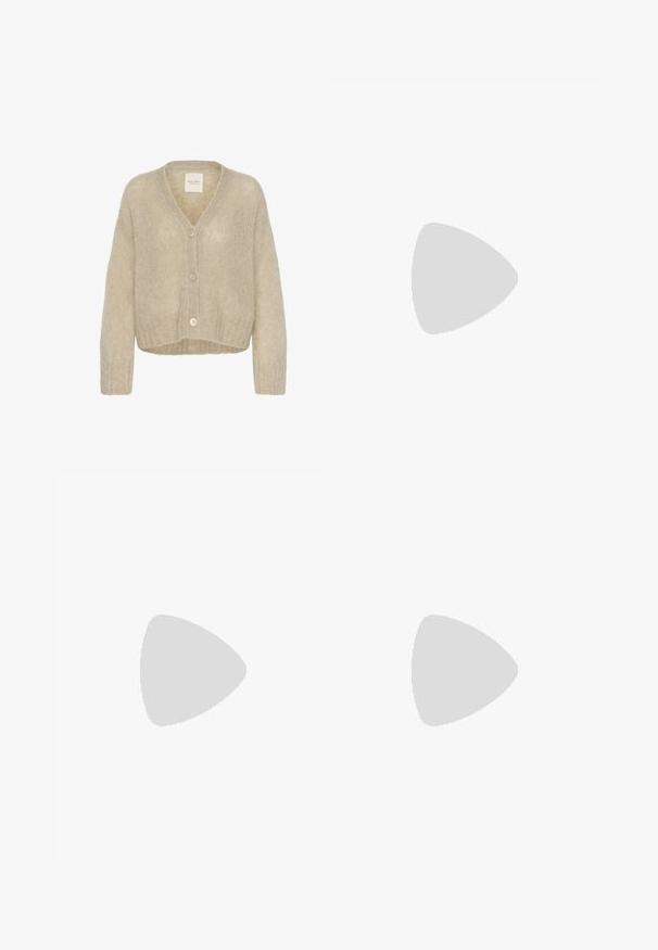 Cardigan beige en tricot avec un col en V, des manches longues et un ourlet raccourci. Il comporte une fermeture à boutons et un tissu doux et texturé.; Débardeur gris côtelé avec un col rond et un design sans manches. Fabriqué en tissu doux, il présente une silhouette ajustée et des coutures minimales.; Pantalon beige à jambes larges avec fines rayures verticales et taille élastique, fabriqué en tissu léger.; Chaussure à enfiler en daim marron avec coutures décoratives crème, semelle épaisse et languette au talon, vue de profil sur un fond clair.