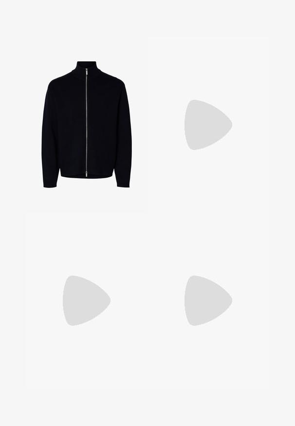 Schwarzer Langarm-Reißverschluss-Pullover mit hohem Kragen, silbernem Reißverschluss vom Hals bis zum Saum, schlichtes Design, keine sichtbaren Logos oder Muster.; Hellgraues T-Shirt mit kurzen Ärmeln, feinen blauen Sprenkeln und einer einfarbigen dunkelblauen Brusttasche auf der linken Seite.; Dunkelblaue Jeans aus Denim mit geradem Bein, ausgestattet mit Fronttaschen, einem Reißverschluss und dezenten Nähdetails.; Weißer Sneaker mit niedrigem Schaft, vorn mit Schnürung und dicker Sohle, aus der Seitenansicht vor neutralem Hintergrund.