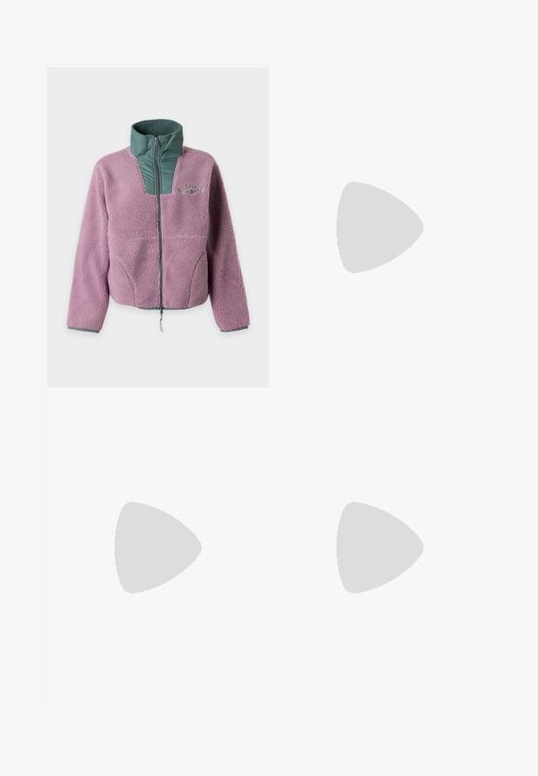 Lilla fleecejakke med lynlås med høj grøn krave og grøn panel på brystet, med lille broderet logo på venstre side.; Sort bomulds t-shirt med et farverigt grafik af en hula danser, palmetræer og teksten "Billabong" i fed skrift.; Sorte, vide bukser med et struktureret stof, der har en elastisk talje og snor til justerbar pasform. Ingen mønstre eller accenter synlige.; Sort lærred sneakers med en hvid gummi platform sål, der har hvide snørebånd og syninger, ikonisk branding på siden, lav-top design.