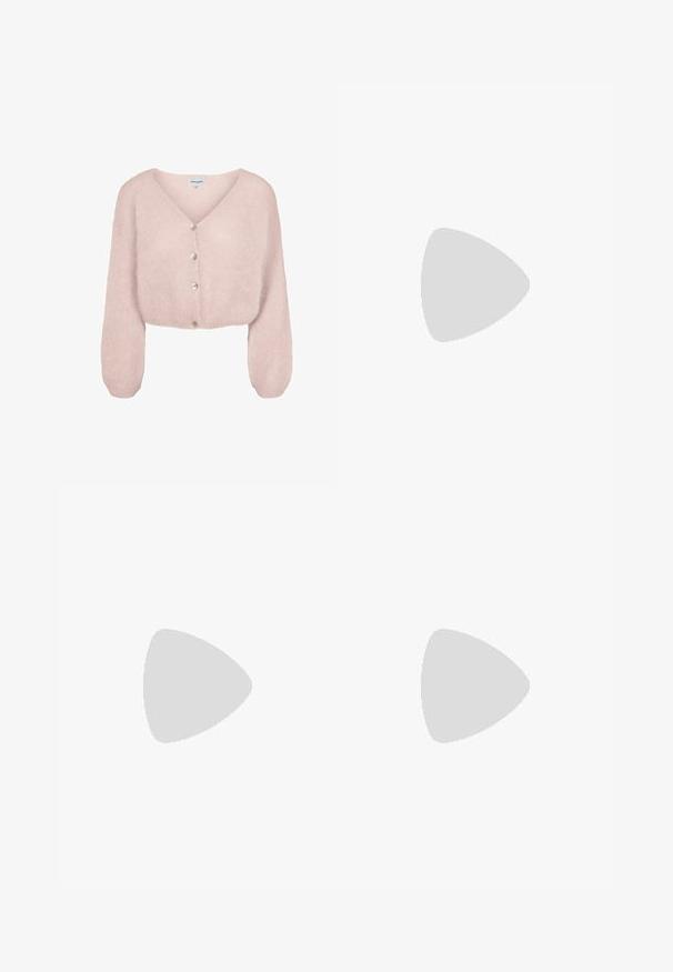 Weicher rosa flauschiger kurzer Cardigan mit langen Ärmeln und vier Knöpfen vorne.; Ärmelloser Bodysuit in Taupe mit dünnen, verstellbaren Spaghettiträgern, V-Ausschnitt und Druckknöpfen im Schritt.; Langer cremefarbener Rock mit dezentem Blumenmuster und fallenden Volantdetails, gefertigt aus leichtem, transparentem Stoff.; Helle rosa Leder-Balletschuhe mit einer abgerundeten Spitze, kleinem braunen Absatz und einer dekorativen Schleife an der Vorderseite. Glatte Textur und schlichtes Design.