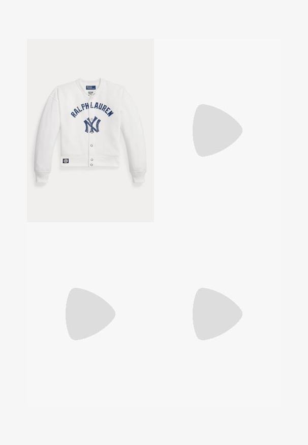 Cardigan blanc boutonné avec texte "Ralph Lauren" bleu marine et logo des New York Yankees sur le devant, poignets côtelés et petite pièce près de l'ourlet.; Polo bleu marine à manches courtes avec col et poignets blancs, logo Wimbledon 1877 sur la poitrine gauche, par Polo Ralph Lauren.; Jean en denim bleu foncé avec cinq poches, fermeture par bouton et coupe droite, posé à plat sur un fond blanc.; Ballet flat en cuir noir avec un bout pointu, une silhouette élancée et un petit nœud à l'avant. Texture lisse et design minimal.