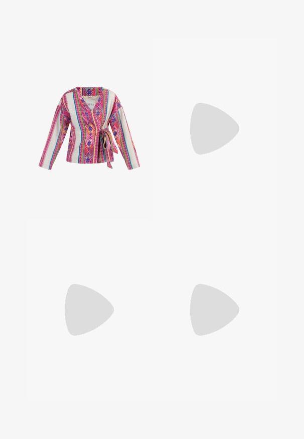 Multifarvet omslagsbluse med lange ærmer, prydet med et geometrisk mønster i pink, blå og hvid, samt en bindebåndslukning i taljen.; Multifarvet langærmet kjole med samlet tekstur. Har livlige mønstre i blå, rød, grøn og gul nuancer. Kant med bølger.; Slip-on mule sko med spids grøn tå, hvid overdel med pink bølget overlay og lav skrå hæl på hvid baggrund.; Brun, pink og beige perlebeskåret håndtaske med flettet mønster, enkelt perlebånd og fastgjort lædermærke med guldsmykke.