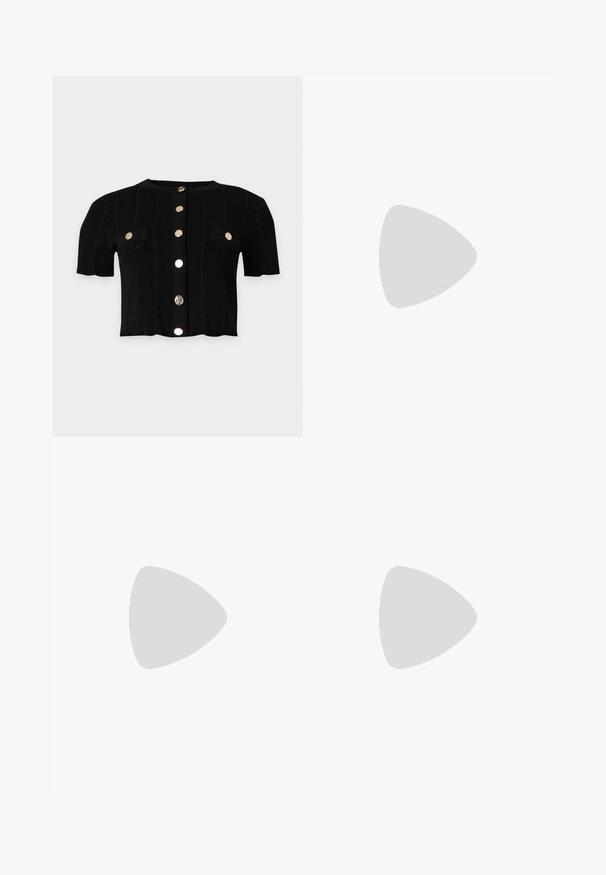 Haut en maille noir à manches courtes avec motif torsadé, boutons dorés sur le devant et deux rabats de poches avant avec détails de boutons dorés.; Cardigan en maille noir à manches courtes avec bordure blanche, boutons dorés sur le devant, deux poches avant et un large col avec bord blanc.; Shorts en denim bleu taille haute avec ceinture tressée et deux poches avant à rabat fermées par des boutons dorés sur fond uni.; Ballerine en cuir verni noir avec un bout carré, sangle de cheville avec des détails en métal argenté et semelle plate. Texture lisse avec un design minimaliste.