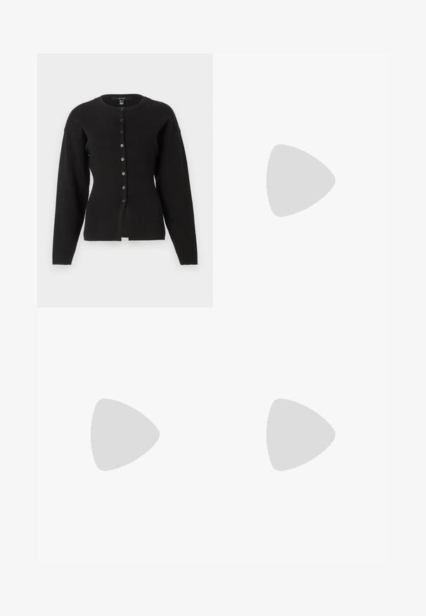 Camisola preta de manga comprida com decote redondo e sete botões pretos na frente, sobre um fundo liso e claro.; Camisola vermelha de manga comprida feita de algodão macio, com decote redondo e design ajustado. Textura suave sem padrões ou adornos.; Saia midi preta de couro sintético com silhueta em linha A e detalhe frontal assimétrico em camadas, sobre fundo branco.; Botas de couro preto até ao tornozelo com ponta afiada, textura lisa e detalhe em fivela prateada de lado. Salto quadrado robusto.