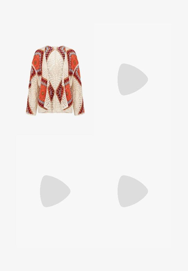 Åben hæklede cardigan med indviklede cirkel- og diamantmønstre i creme, orange, rød, lilla og brune nuancer.; Lang, let kjole med blomsterprint i teal og hvid. Har en høj krave, lange ærmer og en dekorativ guldkant.; Brune ruskind ankelstøvler med spidse tæer, pyntesyninger og en kort stablet hæl. Sidestræk for nem påtagning.; Brun læderhåndtaske med vævet kvadratisk mønster, rund form og integreret top håndtag på hvid baggrund.