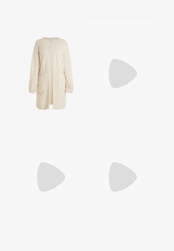 Textuur crème cardigan met een open voorkant, lange mouwen en twee voorzakken. Gemaakt van gebreid materiaal met een zachte, donzige uitstraling.; Maxi-jurk van lichtgewicht, doorschijnende stof. Heeft een bloemenpatroon in roze, paars en groen. Spaghetti-bandjes, sweetheart decolleté en geplooide details.; Bruine leren enkellaarzen met een gladde textuur, ronde neus, zes veterogen en een subtiele ingedrukte logo op de hak.; Geweven stro draagtasje met open lattice ontwerp en bruine leren dubbele schouderbanden, geschikt voor casual of strandgebruik.