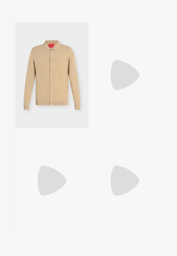 Cardigan beige à manches longues avec boutons, col et poche poitrine, avec une étiquette de marque rouge HUGO à l'intérieur du col.; T-shirt blanc à manches courtes avec de fines rayures horizontales noires espacées de manière égale et un col rond, présenté sur un fond uni.; Short en lin marron avec taille élastique, cordon de serrage, passants pour ceinture et poches latérales.; Chaussure bateau en daim marron avec lacets et semelle blancs, dotée d'œillets métalliques et d'un détail de lacet sur le côté, présentée sur un fond neutre.
