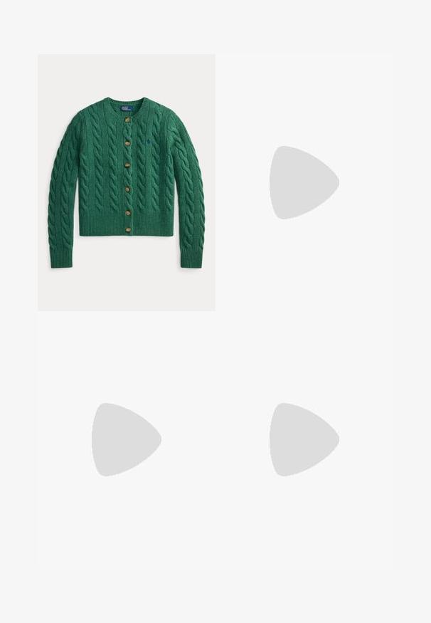 Cardigan vert en maille torsadée avec manches longues, boutons en bois sur le devant et col rond.; Chemise à manches longues à rayures verticales rose clair et blanc, avec boutons sur le devant, col et petit logo bleu foncé brodé sur la poitrine.; Pantalons blancs ajustés avec deux plis avant, coupe droite et ourlets repliés. Fabriqués en tissu lisse, présentant un design classique.; Mocassins en cuir marron foncé avec un bout arrondi, des détails cousus et un talon bloc modéré. Texture lisse, design minimaliste.