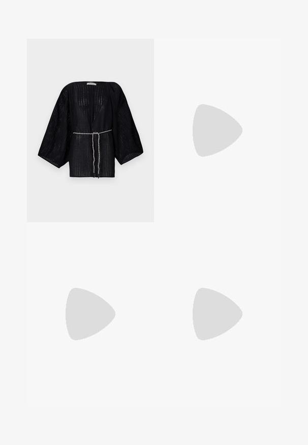 Kimono noir à l'avant ouvert avec de larges manches, fabriqué à partir d'un tissu texturé. Présente une taille cintrée avec un lien tressé argenté.; Haut noir sans manches avec col roulé, au design ajusté, fabriqué en tissu doux, avec un col côtelé et une texture lisse.; Jupe noire longueur genou avec taille élastique et tissu froncé créant un ourlet évasé et asymétrique.; Ballerine plate en cuir noir froncé avec bout pointu et petite décoration triangulaire métallique sur le côté, semelle plate.