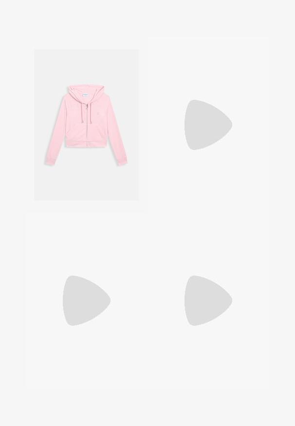 Haut zippé rose coupé en tissu doux, doté d'une capuche avec cordon de serrage, de deux poches avant et d'un petit logo brodé.; Top dos nu rose avec lien au cou et lettrage en strass épelant "Juicy" sur le devant.; Urban Classics Pantalon de survêtement - softpink; Baskets à plateforme blanches avec semelle épaisse et imposante, lacets sur le devant et logo de la marque Buffalo sur le côté, vues de l’extérieur.
