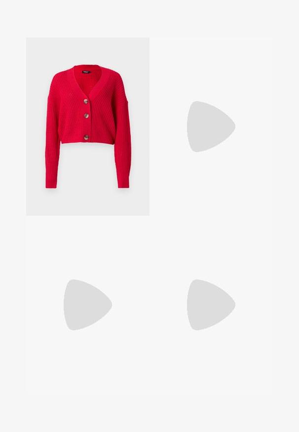 Afklippet rød cardigan lavet af ribstrikket materiale, med en dyb V-hals, lange ærmer og tre store brune knapper ned ad forsiden.; Stribet t-shirt i creme og marineblå med en rød krave. Har et broderet kirsebærdesign på venstre brystområde. Korte ærmer.; Good American PLEATED TROUSER - Wide leg - indigo; Sorte læderloafers med en tyk, rillede gummihæl. Har en rund tå og et vandret rem over vamps. Tekstureret sål.