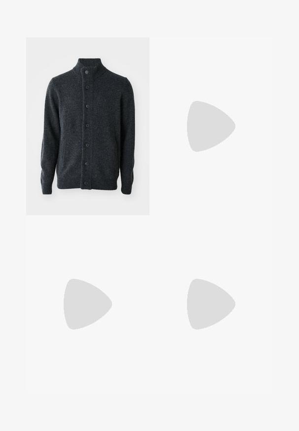 Donkergrijze cardigan van gebreide stof, met een geribbelde hals, een knoopsluiting aan de voorkant en lange mouwen met geribbelde manchetten en zoom.; Zwart katoenen T-shirt met korte mouwen, ronde hals en een relaxte pasvorm. Glad textuur en rechte zoom, geen zichtbare graphics of patronen.; Zwarte high-rise rechte jeans met knopen en vijf zakken, plat liggend op een witte achtergrond.; Zwarte gepolijste leren veterschoen met dikke rubberen zool en lage hak, zijmerktekst "SAMSOE" en een achterste aantreklus.
