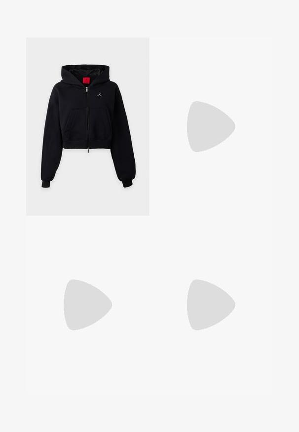 Sudadera negra corta con cremallera, capucha, bolsillo frontal tipo canguro, puños acanalados y pequeño logo blanco en el pecho.; Crop top negro de manga larga hecho de algodón. Presenta un gráfico colorido de una serpiente y una llave en la parte frontal. Diseño sencillo de cuello redondo.; Pantalones de chándal de felpa con un fondo negro y un patrón floral en azul oscuro. Presentan una cintura elástica y bolsillos laterales. Textura suave.; Sandalia deportiva negra con puntera cerrada, correas de velcro en la parte media del pie y el talón, y suela gruesa acolchada con la marca "AIR" en el lateral.