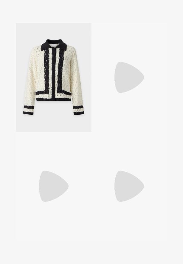 Wit gebreid vest met lange mouwen, zwarte kraag, knoopsluiting aan de voorkant en zwarte biezen op de mouwen, voorkant en zoom.; Wit T-shirt met korte mouwen met dunne zwarte horizontale strepen en een ronde hals, getoond tegen een effen witte achtergrond.; Zwarte geplooide minirok met een brede tailleband, gelijkmatig verdeelde verticale plooien en een licht uitlopende zoom.; Bordeaux lakleren ballerina's met een spitse neus, enkelband met zilveren hardware en een platte zool. Vloeiende, glanzende textuur.