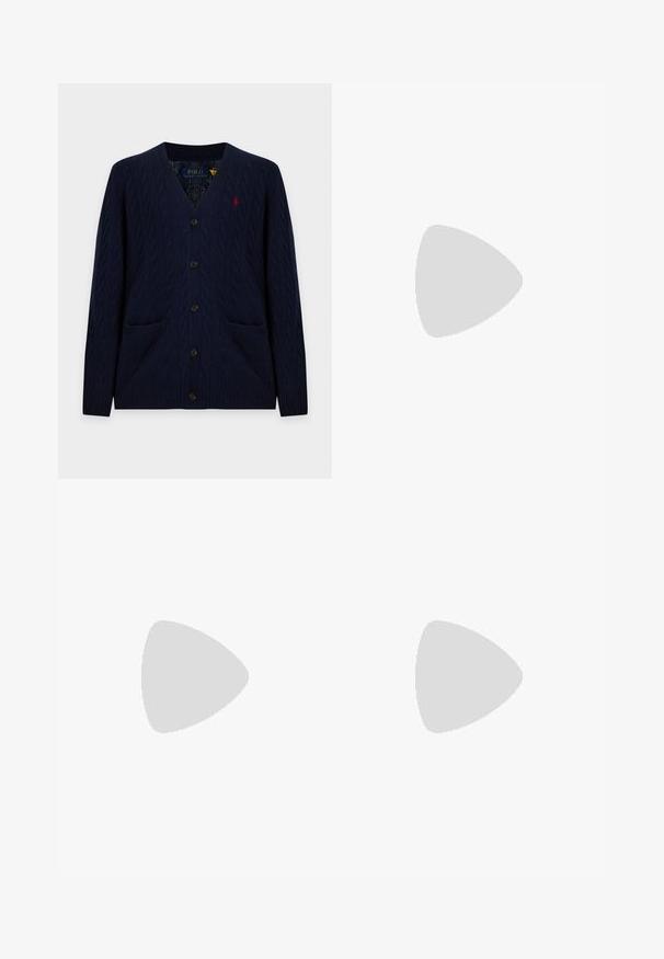 Marineblauwe kabelgebreide cardigan met V-hals, knoopsluiting aan de voorkant, twee voorzakken en een klein rood geborduurd Polo Ralph Lauren-logo op de borst.; Overhemd met knoopsluiting in blauw-groen ruitpatroon, met lange mouwen, een kraag en een klein logo op de borst. Gemaakt van een katoenmix.; Witte denimjeans met een rechte pasvorm, voorzien van vijf zakken, metalen knopen en stiksels langs de naden. Gladde textuur.; Zwarte leren loafer met dikke zool, afgeronde neus en een groene Polo logolabel aan de zijkant.
