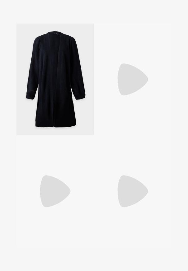 Lang sort cardigan med åben front og puffede lange ærmer på en lys baggrund.; Hvid langærmet skjorte med bred halsudskæring, lavet af blødt og glat materiale. Har et tætsiddende design og en cropped kant.; Sorte bukser med høj talje og vide ben med frontlommer med lap og knaplukning, lagt fladt på en ensartet lys baggrund.; Sort laklæder damestilet med spids tå og slank hæl på en ensartet lys baggrund.