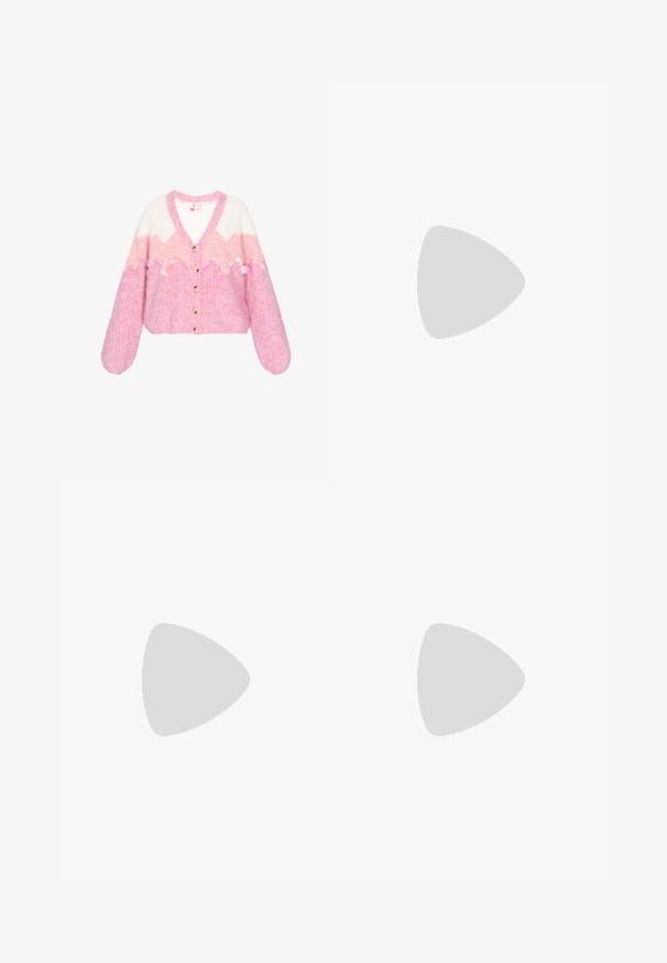 Roze-witte, pluizige gebreide cardigan met een zigzagpatroon, grote knopen aan de voorkant en ronde roze pailletten versieringen over de borst.; Lange roze jurk gemaakt van doorschijnende stof, met een doorschijnende lijfje met bloemenborduursels, ballonmouwen en een vloeiende rok.; Glanzende regenboog platform schoenen met een T-band, versierd met een stervormige gesp en meerkleurige sterrenstuds op een zwarte basis.; Lavendelkleurige geweven handtas met gevlochten handvat, versierd met een doorschijnend kanten lint en een cluster van lichtgroene kralen.