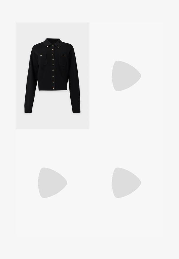 Cárdigan corto negro de mangas largas, con cuello, dos bolsillos frontales y botones dorados en la parte delantera y en los bolsillos.; Camiseta de algodón negra de manga corta y cuello redondo. Tiene un corte holgado y un diseño sencillo y sin adornos.; Jeans anchos de color azul claro hechos de denim, con una cintura alta, dobladillos enrollados y un diseño clásico de cinco bolsillos. Acabado limpio con un desgaste mínimo.; Zapato plano de punta puntiaguda de cuero negro con tacón bajo y acabado liso, mostrado de perfil sobre un fondo gris claro.