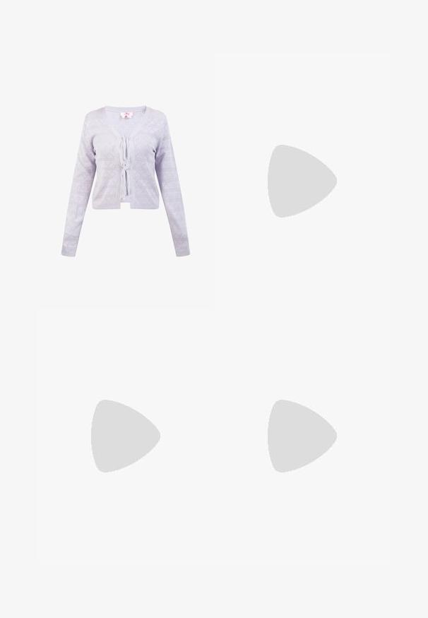 Licht lavendelkleurig gebreid vest met lange mouwen, geometrisch oogjespatroon en een sluiting met strik aan de voorkant.; Lichtblauwe blouse met een V-hals en een rimpelvoorkant. Lange mouwen hebben elastische manchetten en de stof lijkt glad en lichtgewicht.; Plissé midi-rok met een kleurverloop van lichtroze aan de taille naar diepblauw aan de zoom.; Lichtroze gepatenteerde leren balletschoenen met een spitse neus, voorzien van twee verstelbare banden en een lage, platte rubberen zool.