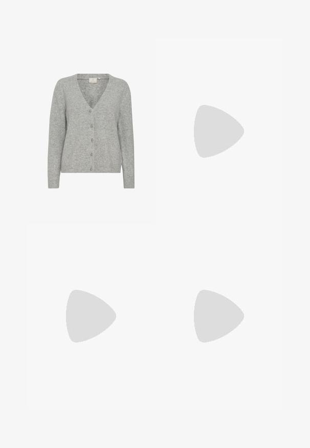 Grauer, gestrickter Cardigan mit V-Ausschnitt, sieben Knöpfen auf der Vorderseite, gerippten Bündchen und Saum. Sanfte Textur; minimalistisches Design ohne Muster.; Weißes, strukturiertes Kurzarm-T-Shirt mit Rundhalsausschnitt, das eine lockere Passform bietet und keine sichtbaren Verschlüsse oder Muster aufweist.; Graue Hosen mit weitem Bein und einem dezenten Nadelstreifenmuster, ausgestattet mit Gürtelschlaufen, vorderen Bundfalten, einem Knopf- und Reißverschluss.; Weißer Sneaker in niedrigem Schnitt mit brauner Sohle, seitlichen silbernen Streifenakzenten und Schnürverschluss, dargestellt vor hellem einfarbigem Hintergrund.