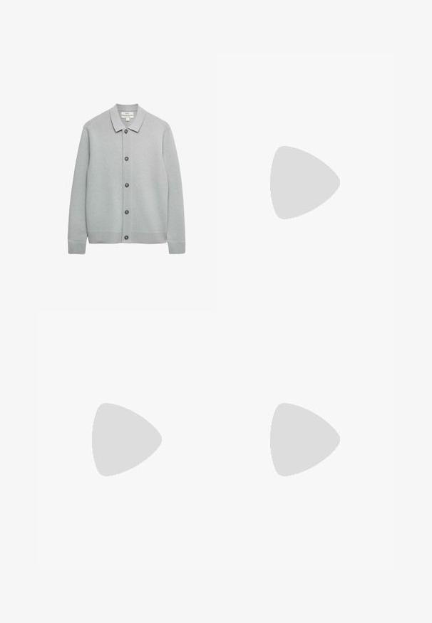 Lichtgrijze gebreide cardigan met een platte kraag, knoopsluiting aan de voorkant, geribbelde manchetten en zoom. Zachte textuur en eenvoudig ontwerp.; Witte T-shirt met korte mouwen, gemaakt van zachte katoen. Heeft een klassieke ronde hals en een eenvoudig, naadloos ontwerp zonder patronen of accenten.; Zwarte formele broek met plooien, ceintuurlussen en zijzakken, plat gelegd tegen een witte achtergrond.; Zwarte leren loafers met een ronde neus, ton-sur-ton stiksels en een banddetail aan de voorkant. Rubberen zool met een lage hak.