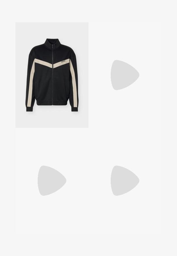 Must zip-up jakk beeži ševroontriipudega üle rinna ja varrukate, vasakul rinnal "HUGO" logo.; Must have pikkade varrukatega must T-särk, mis on valmistatud siledast kangast, ümarate käeaugudega ja väikese kõrgendatud logoga rinna peal, millel on oranž aktsent kaela sees.; Tumedat sinist pesu teksapüksid kitsama lõikega, millel on nööpidega sulgumine, viis taskut ja õrn tuhmumine. Sirge säärega disain ja sile tekstuur.; Mustad musta nahast ankle botased, millel on nöörid ees, paks kummitald ja punane tõmblükk kaeluses, esitatud ühtlasel heledal taustal.