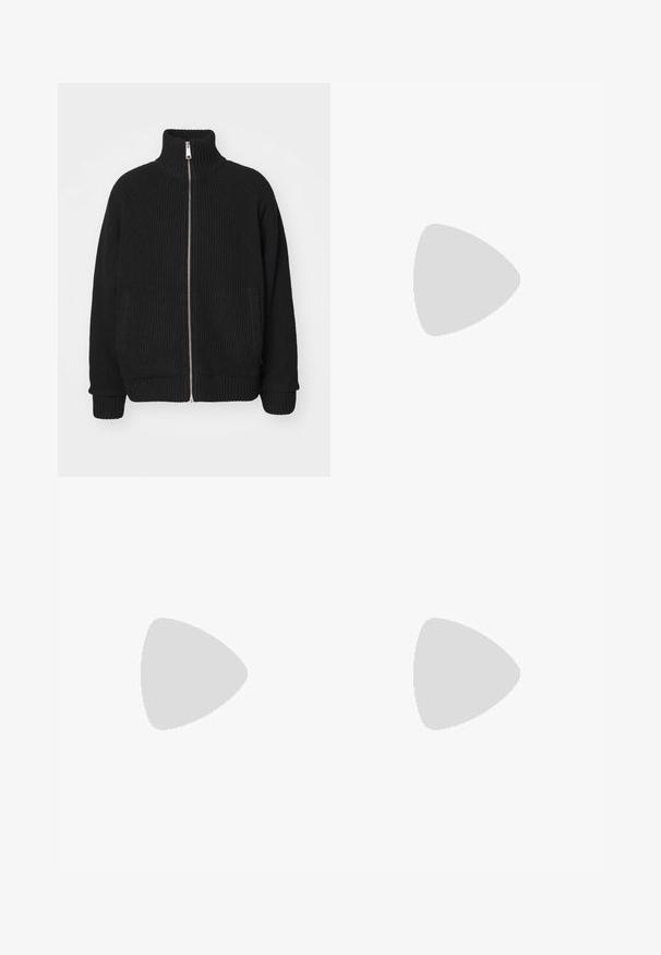 Carhartt WIP BANLEY JACKET - Chaqueta de punto - black; Camiseta blanca lisa de manga larga con cuello redondo, corte holgado y etiqueta de la marca visible en el cuello, colocada plana sobre un fondo claro.; Pantalones de algodón negros con un diseño de pierna recta, que cuentan con un cierre de botón y una cinturilla clásica. Textura suave, sin patrones ni acentos.; Zapato negro de tipo slip-on con un diseño acolchado, hecho de material acolchado. Presenta una suela de goma texturizada y una pequeña lengüeta en la parte trasera.