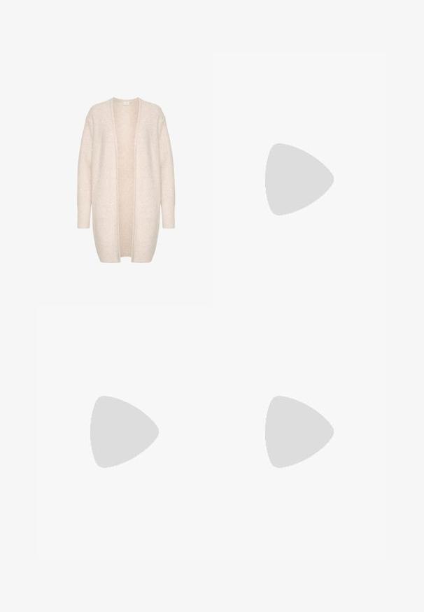 Gilet beige clair en tissu doux, à enfiler, avec des manches longues et de petites paillettes dispersées pour ajouter de la texture.; Débardeur beige côtelé sans manches avec encolure ronde et coupe ajustée, présenté sur un fond gris.; Pantalons larges de couleur crème en tissu doux en mélange de coton. Ils présentent une taille élastique avec cordon de serrage et une texture subtilement mouchetée.; Chausson en suède beige à enfiler avec une doublure en laine de mouton crème douce et moelleuse. Doté d'une semelle en caoutchouc texturé et plate pour une meilleure adhérence.