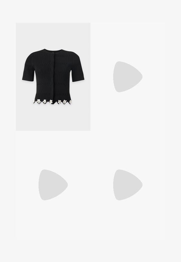 Sort kortærmet strikket cardigan med tekstureret mønster og hvide blomsterudsmykninger langs den bølgede kant.; Hvid ribstrikket ærmeløs tanktop med blondekant på skulderstropperne og rund halsudskæring.; Mærkevarer shorts med et brunt og cremefarvet geometrisk mønster, to sidelommer og guldfarvede detaljer. Stof med en glat tekstur.; Sort satin slingback-sko med spids tå, der har en dekorativ tekstureret blomstermotiveret detalje og en lav, kittenhæl.