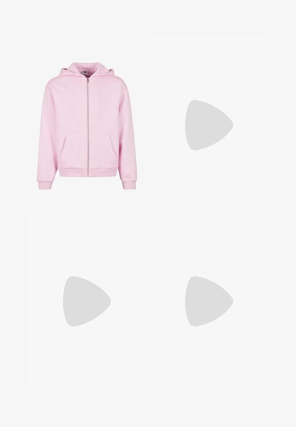 Urban Classics URBAN CLASSICS FLUFFY ZIP HOODY - Sweat zippé - softpink; T-shirt à manches longues rose clair en coton. Doté d'un col rond et d'une coupe décontractée. Aucun motif visible ni détail en métal.; Pantalons de survêtement rose clair en coton doux. Dotés d'une taille élastique et d'une coupe droite et décontractée. Pas de poches visibles ni de motifs.; Chaussure de running Nike grise et noire avec des lacets blancs et une semelle beige, vue de côté sur un fond neutre.