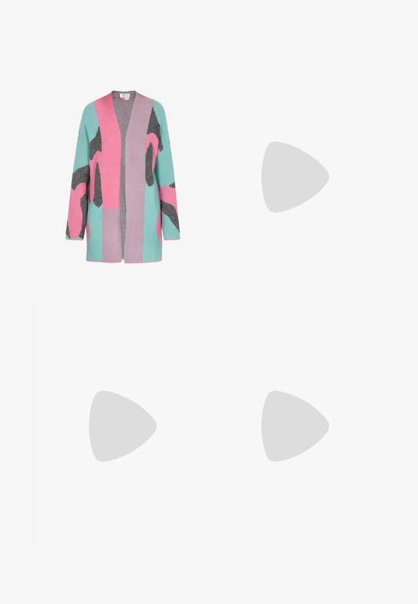 Strikket cardigan med løs pasform, åben front og et dristigt mønster i pink, turkis og sort i forskellige teksturer og former.; Kort wrap-bluse med pink, rød og creme abstrakt print, pufærmer og elastiske manchetter.; Lysegrønne bukser med vide ben, elastik i taljen og sidelommer, lavet af blødt, luftigt stof.; Grønne læder loafers med en fletaccent foran, flad hvid sål og glat overflade med et lavprofil design.